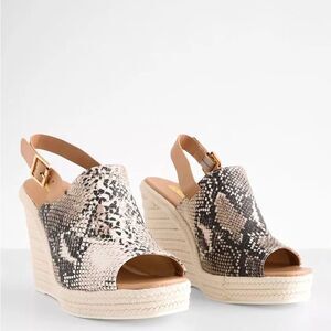 NEW QUPID Cascade Beige Snake Wedge with Buckled Strap Sz 10